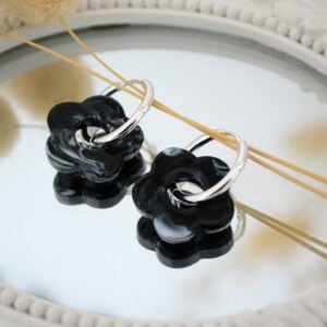 Aros Huggies Acero Blanco 18mm con Dije Flor Negra
