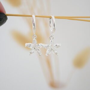 Aros Huggies Acero Blanco 15mm con Dije Flor Colgando