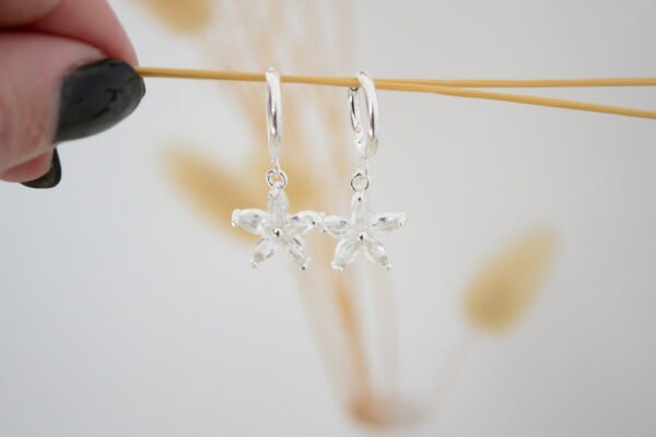 Aros Huggies Acero Blanco 15mm con Dije Flor Colgando