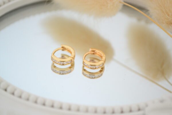 Aros Huggies Acero Doré con Línea de Cúbics Cristal 10mm