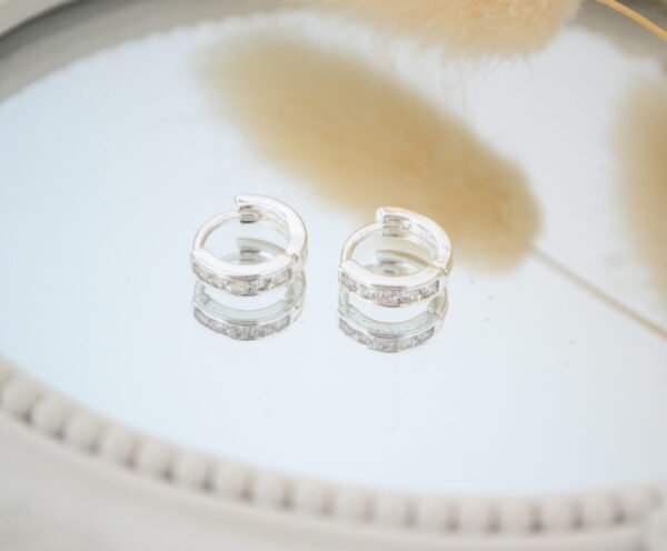 Aros Huggies Acero Blanco con Línea de Cúbics 11mm