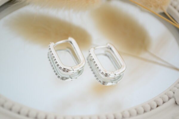 Aros Huggies Rectangular Acero Blanco con Línea de Cúbics 18mm