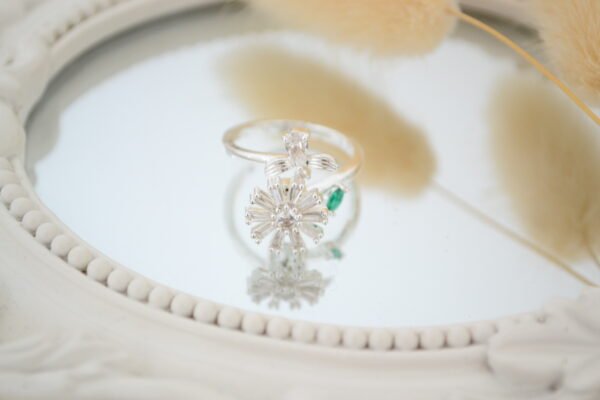 Anillo Flor Giratoria con Cubic Cristal y Verde de Acero Blanco