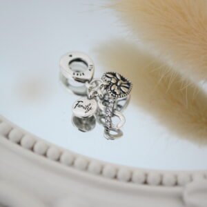 Dije Charm Triple: Corazón con Árbol de la Vida / Infinito con Línea de Cúbics / Medallita <family>