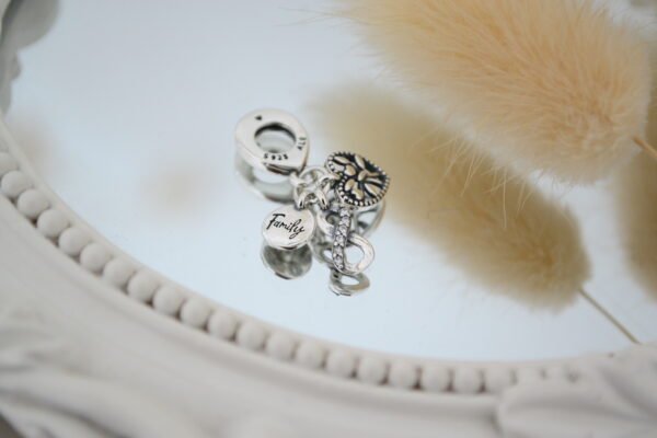 Dije Charm Triple: Corazón con Árbol de la Vida / Infinito con Línea de Cúbics / Medallita <family>