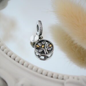 Dije Charm Medalla Árbol de la Vida con Detalles en Doré Gold y Micro Cúbics / Medallita <family>