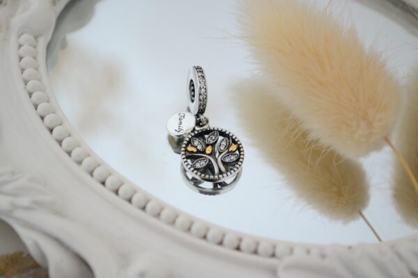 Dije Charm Medalla Árbol de la Vida con Detalles en Doré Gold y Micro Cúbics / Medallita <family>