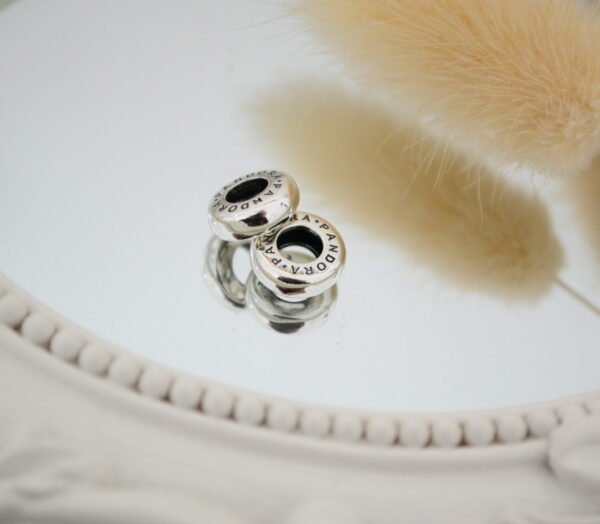 Dije Charm Donita Lisa con Grabado de Marca en Ambas Caras