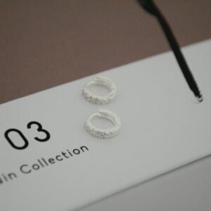 Aros CLAIRE: Mini Huggies 9mm con Línea de Cúbics Engarzados