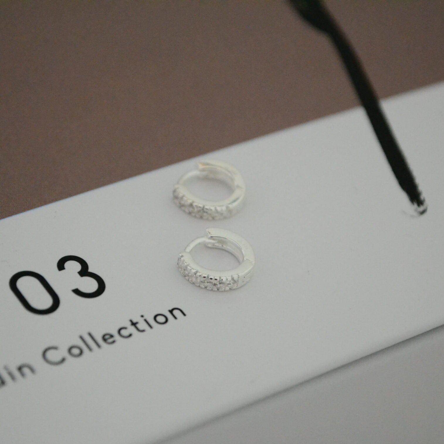 Aros CLAIRE: Mini Huggies 9mm con Línea de Cúbics Engarzados