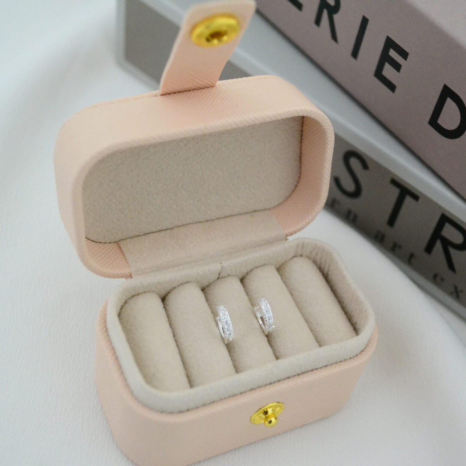 Aros CLAIRE: Mini Huggies 9mm con Línea de Cúbics Engarzados - Imagen 2