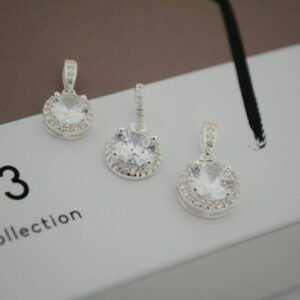 Dije ISABEL: Redondo con Cúbic Central y Micro Cúbics Alrededor