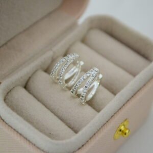 Aros Huggies con Doble Línea de Cúbics Engarzados en Forma de "V"