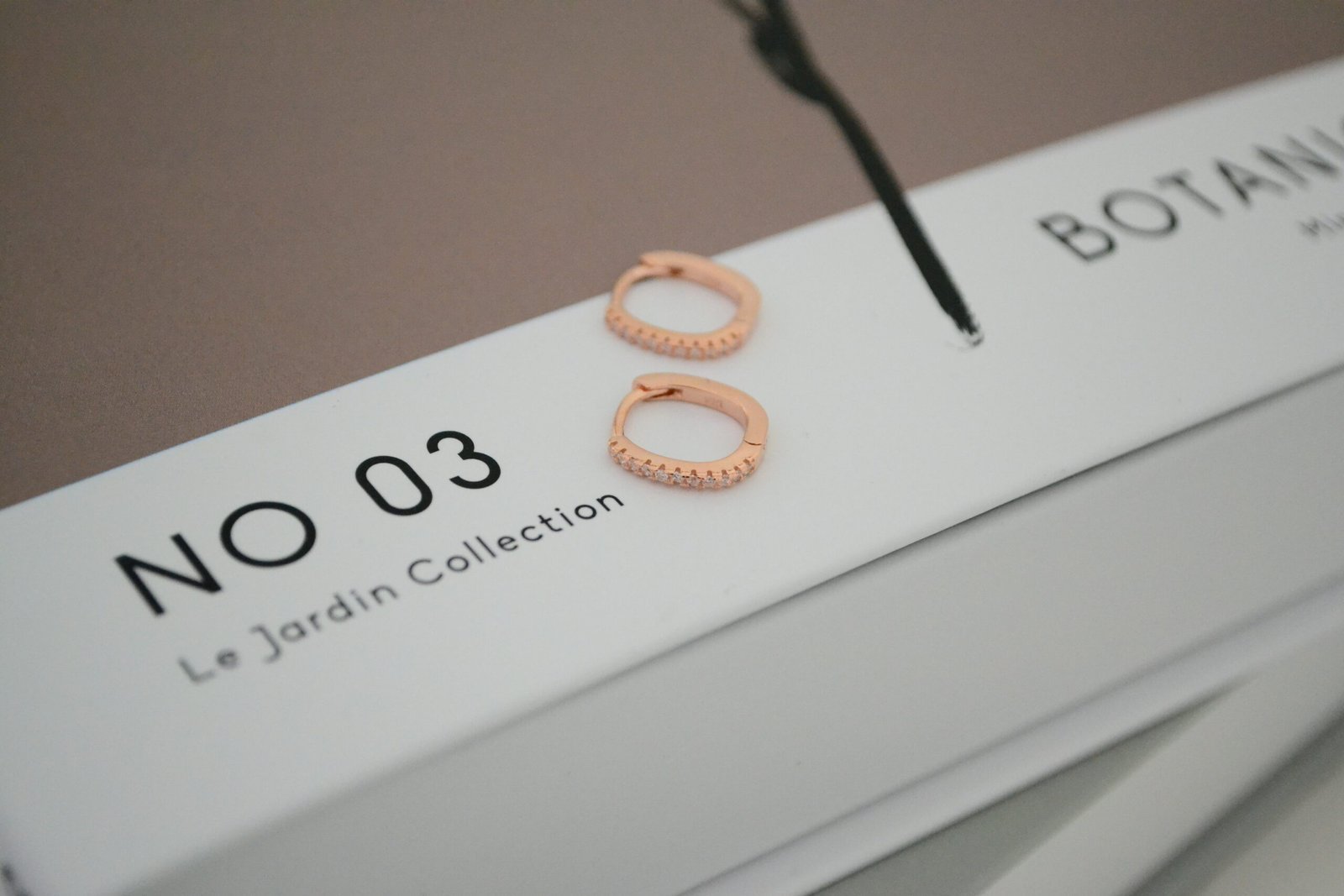 Aros SIRILA · Huggies Rectangulares 1.3cm con Micro Cúbics - Imagen 6